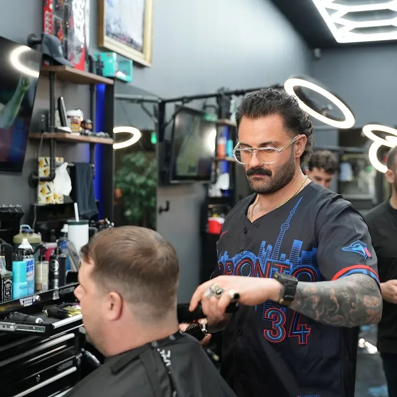 Fine Grooming Barbershop Watters — Barber shop in Orléans